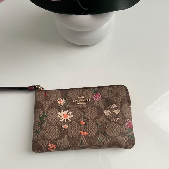 Coach corner zip wristlet in wildflower print - Picture 4 of 5